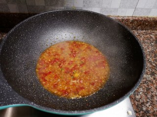 9、剁椒鲫鱼,然后大火煮开即关火。