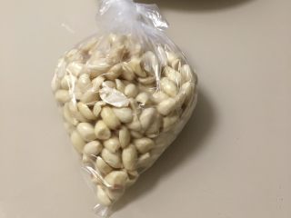 3、四川+酒鬼花生,用厨房纸吸去多余水分后，装入保鲜袋冷冻一夜