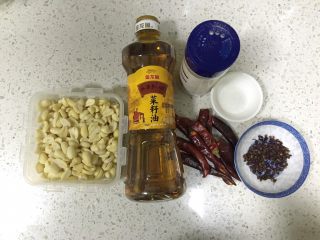 4、四川+酒鬼花生,取出冷冻好的花生米，准备其他材料