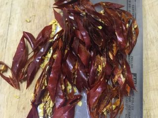 5、四川+酒鬼花生,干红辣椒切丝备用
