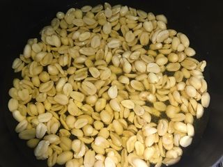 6、四川+酒鬼花生,冷锅冷油倒入花生米，开小火慢慢炸