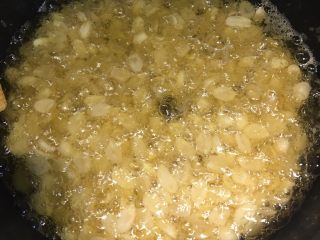 7、四川+酒鬼花生,炸到花生米熟了即可