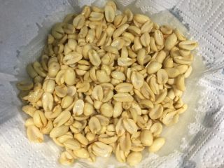 9、四川+酒鬼花生,炸到花生米变干用漏勺沥油盛出