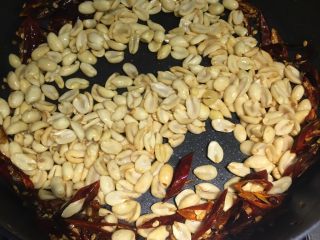 11、四川+酒鬼花生,接着倒入炸好的花生米，翻炒