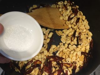 13、四川+酒鬼花生,加入一点点白砂糖提味，最后出锅时还可以再加一点点花椒油翻炒均匀