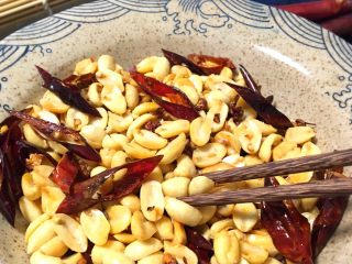 15、四川+酒鬼花生,凉后吃会很酥脆哦，麻辣酥香，根本停不下来～