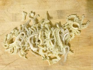 1、牛百叶炝拌洋葱,牛百叶要把每一片叶子翻开洗净，切丝。