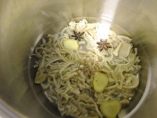 2、牛百叶炝拌洋葱,高压锅里水漫过牛百叶，放入八角，小茴香，料酒，姜片。