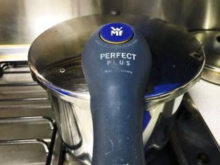 3、牛百叶炝拌洋葱,高压煮开，小火再煮10分钟。