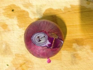 4、牛百叶炝拌洋葱,选择紫皮洋葱。