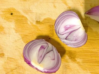 5、牛百叶炝拌洋葱,对半切开。