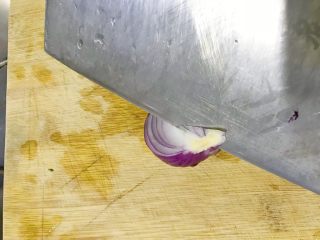 6、牛百叶炝拌洋葱,去掉葱底儿。