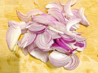 7、牛百叶炝拌洋葱,切成细丝。