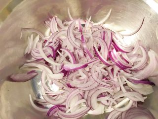 8、牛百叶炝拌洋葱,拨开每一片洋葱丝。