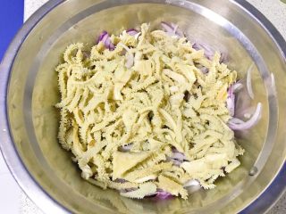 11、牛百叶炝拌洋葱,凉透的牛百叶和洋葱混合。