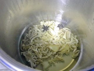 9、牛百叶炝拌洋葱,这时煮好的牛百叶取出来。