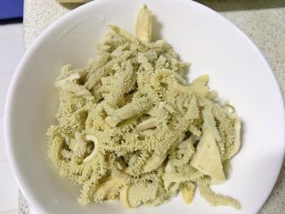 10、牛百叶炝拌洋葱,牛百叶要凉透后才开始炝拌。