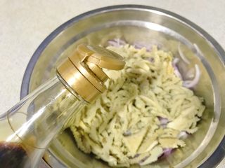 12、牛百叶炝拌洋葱,倒入味极鲜酱油，大概一汤匙。