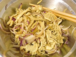 13、牛百叶炝拌洋葱,拌匀。