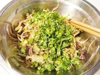 14、牛百叶炝拌洋葱,加入香菜末。