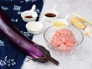 1、鱼香茄子,准备好材料