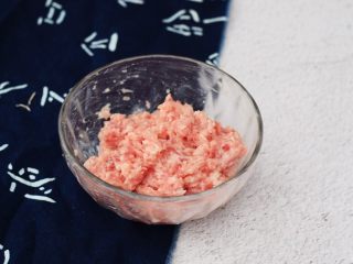 2、鱼香茄子,猪肉加入料酒、盐、淀粉拌匀腌制备用