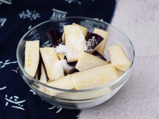 3、鱼香茄子,茄子洗净切成条状，加入盐抓匀腌制10分钟