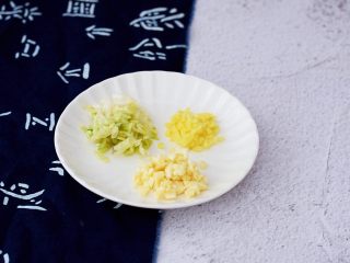 4、鱼香茄子,葱姜蒜切末