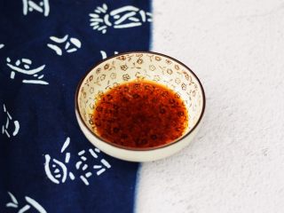 5、鱼香茄子,醋、生抽、白糖放入碟中调成酱汁备用