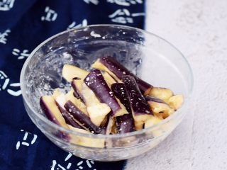 6、鱼香茄子,把腌制好的茄子挤干水分放入淀粉拌匀备用