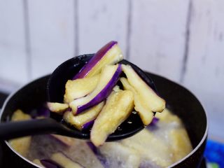 8、鱼香茄子,捞出沥干油份备用