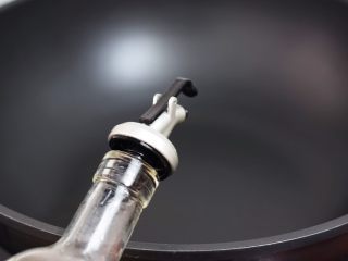 9、鱼香茄子,另起锅倒入适量的食用油烧热