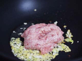 11、鱼香茄子,放入猪肉末翻炒至变色变白