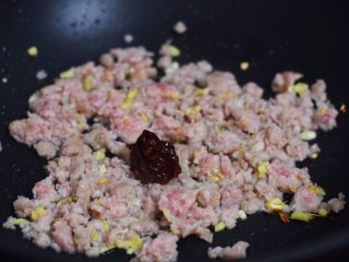 12、鱼香茄子,加入豆瓣酱，炒出红油