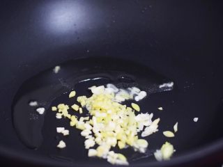 10、鱼香茄子,放入姜和一半的葱蒜爆香