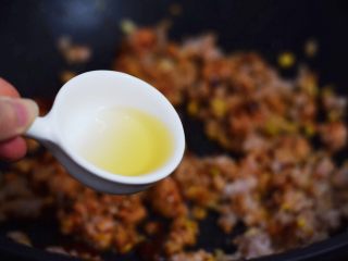 13、鱼香茄子,加入料酒