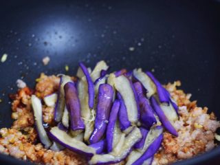 14、鱼香茄子,放入茄子，翻炒均匀