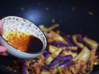 15、鱼香茄子,加入刚才调好的酱汁，翻炒均匀