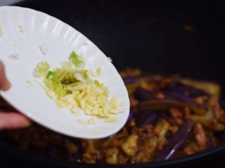 16、鱼香茄子,放入另一半的葱蒜，翻炒均匀即可出锅