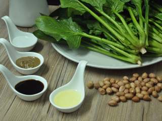 1、绿色美食麻酱果仁菠菜,准备材料