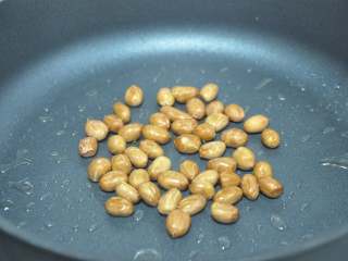 5、绿色美食麻酱果仁菠菜,锅中放入少许油，加花生米炒熟