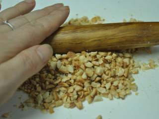 6、绿色美食麻酱果仁菠菜,花生米晾凉后去皮，用擀面杖擀碎