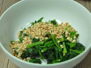 7、绿色美食麻酱果仁菠菜,放入菠菜中
