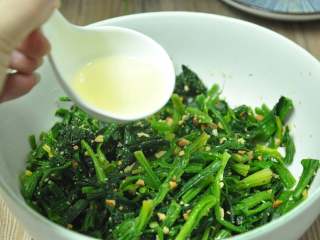 8、绿色美食麻酱果仁菠菜,加入亚麻籽油拌匀
