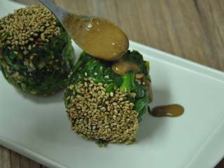 11、绿色美食麻酱果仁菠菜,将生抽、清水、麻酱以1：1：1的比例，拌匀后浇在菠菜上