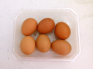 1、鸡蛋韭菜盒子,把土鸡蛋清洗干净