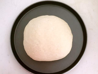 14、鸡蛋韭菜盒子,揉成光滑的面团，盖上保鲜膜饧面15分钟