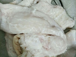 1、四川麻辣肥肠,把肥肠翻面，里面的油撕干净