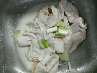 2、四川麻辣肥肠,放面粉，大葱断，反复洗三四遍。洗净后放一两个小时