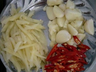 3、四川麻辣肥肠,姜切丝，蒜拍碎，青红辣椒切丝